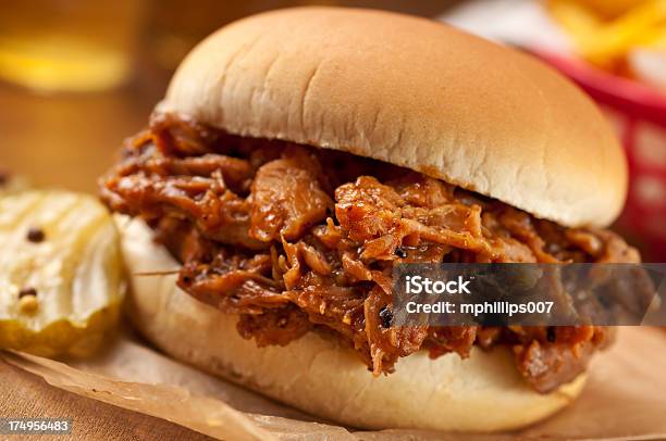 Foto de Churrasco De Carne Suína Desfiada e mais fotos de stock de Churrasco de Porco - Churrasco de Porco, Bola doce, Pãozinho - Pão