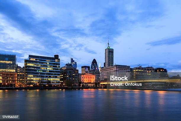 Paesaggio Urbano Di Londra Al Crepuscolo Regno Unito - Fotografie stock e altre immagini di Ambientazione esterna