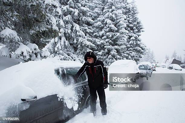 Senior Woman Die Beseitigung Von Schnee Aus Seinem Auto Stockfoto und mehr Bilder von Abschaben