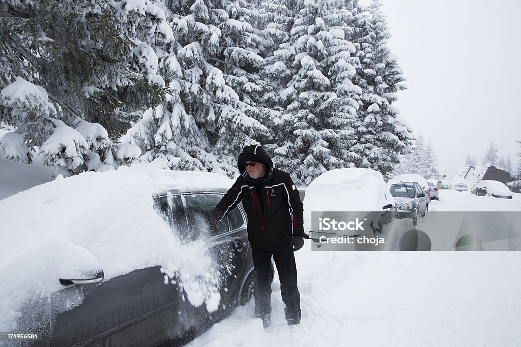 Hombre mayor quitar nieve de su coche - Foto de stock de Aire libre libre de derechos