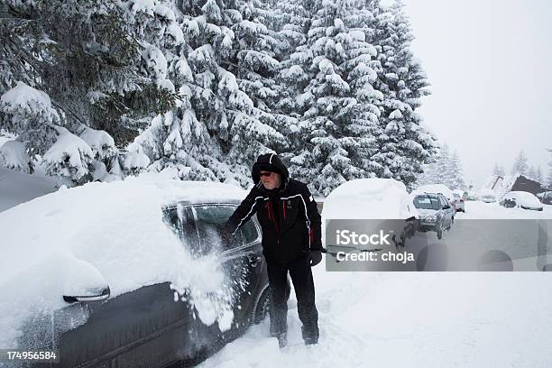 Hombre Mayor Quitar Nieve De Su Coche Foto de stock y más banco de imágenes de Aire libre - Aire libre, Centro de esquí, Coche