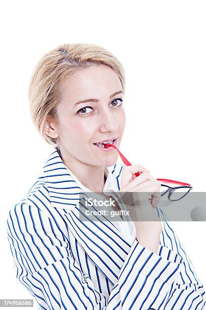 Hermosa Mujer De Negocios Con Gafas De Retención Foto de stock y más banco de imágenes de Adulto - Adulto, Agarrar, Belleza