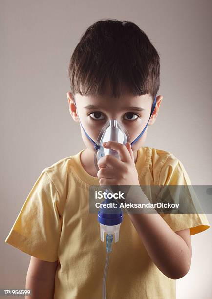 Kleiner Junge Mit Inhaler Stockfoto und mehr Bilder von Asthmainhalator - Asthmainhalator, Blick in die Kamera, Eine Person
