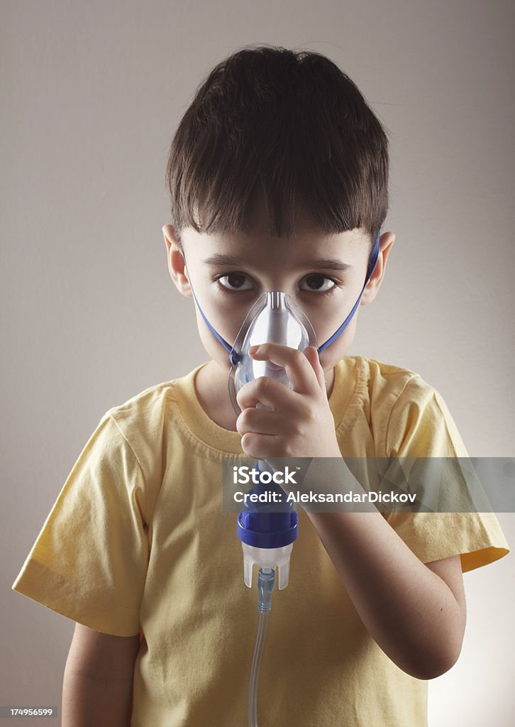 Petit garçon avec un Inhalateur - Photo de Inhalateur pour asthmatique libre de droits