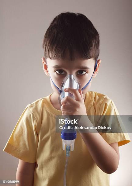 Photo libre de droit de Petit Garçon Avec Un Inhalateur banque d'images et plus d'images libres de droit de Inhalateur pour asthmatique - Inhalateur pour asthmatique, Personne humaine, Regardant l'objectif