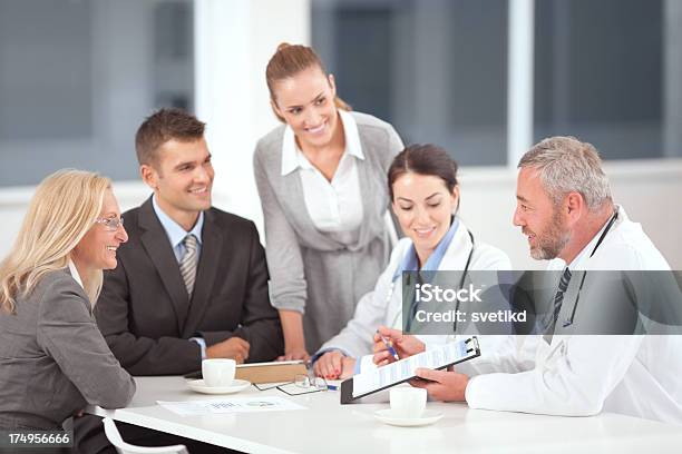 Médicos Na Reunião De Negócios - Fotografias de stock e mais imagens de Doutor - Doutor, Diretor Executivo de Empresa, Profissional de enfermagem