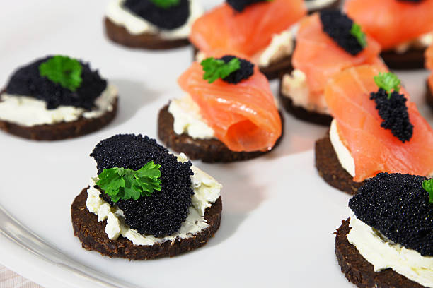 pumpernikiel i minikanapki - prepared fish lumpfish caviar caviar smoked salmon zdjęcia i obrazy z banku zdjęć