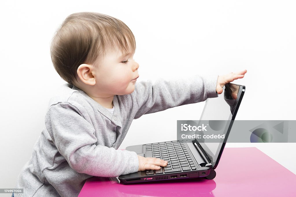 Bebé niña usando una computadora portátil, abriendo la tapa - Foto de stock de 6-11 meses libre de derechos
