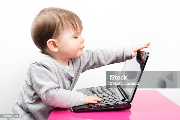 Bambino Ragazza Utilizzando Un Computer Portatile Apertura Del Coperchio - Fotografie stock e altre immagini di 6-11 Mesi