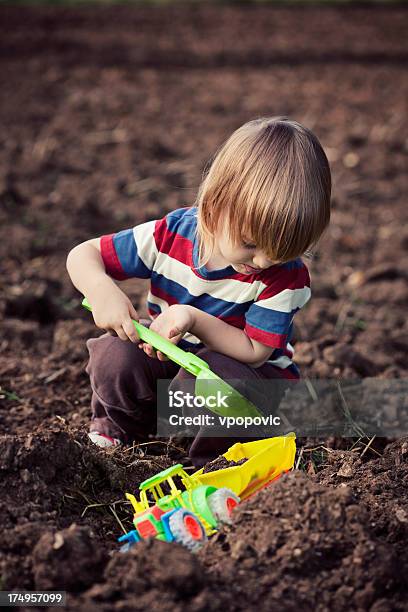 Rapaz Carregar Tractor Reboque - Fotografias de stock e mais imagens de 2-3 Anos - 2-3 Anos, Agachar-se, Agricultura