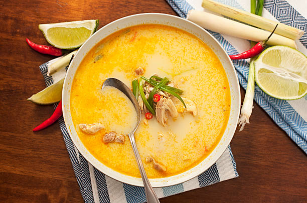 Pollo tailandés Coconut sopa de Tom Kha Gai - foto de stock