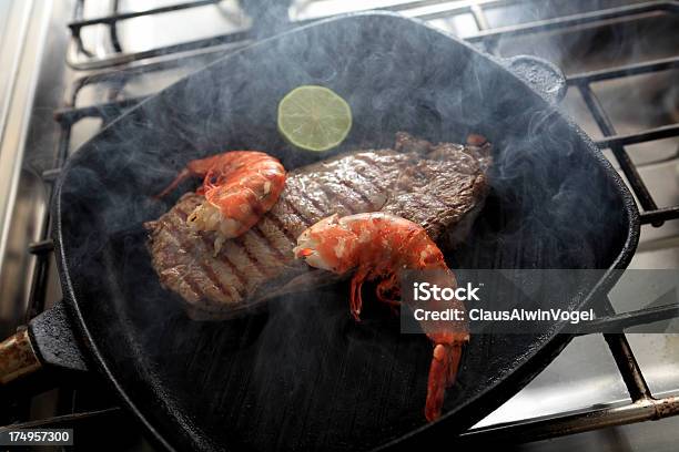 Steak Mit Garnelen Stockfoto und mehr Bilder von Bratpfanne - Bratpfanne, Fleisch, Fotografie