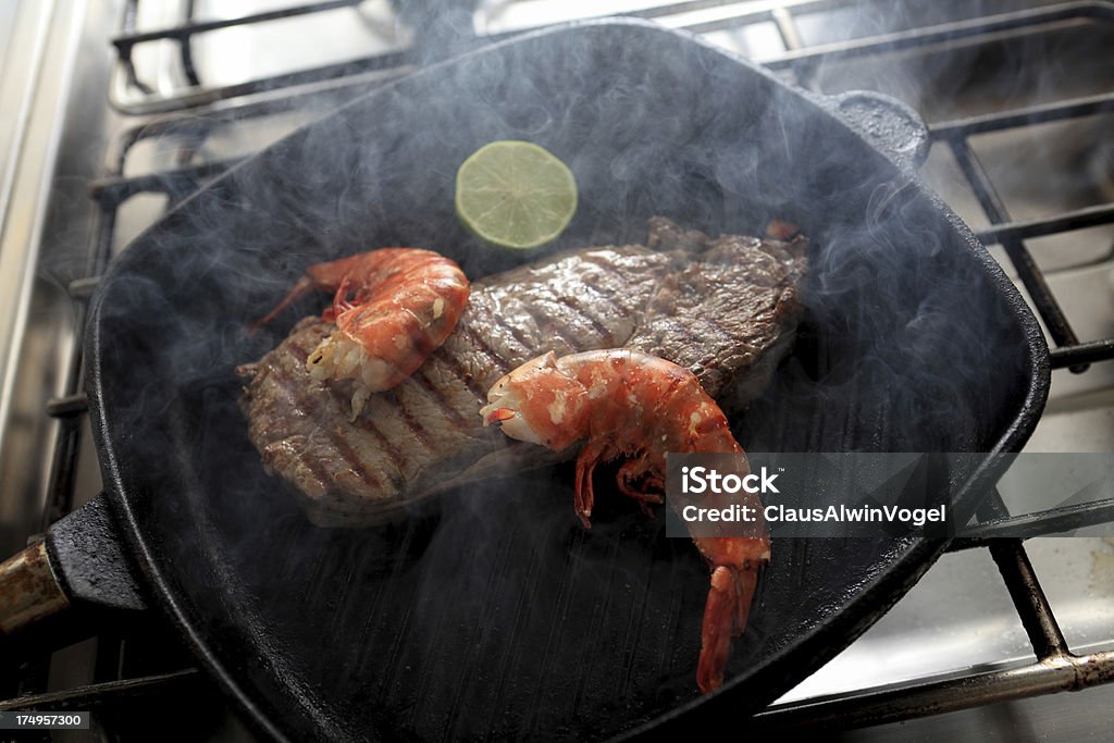 Bifteck frit avec des crevettes - Photo de Aliment rôti libre de droits