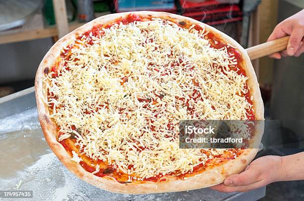 Große Pizza Base Stockfoto und mehr Bilder von Backen - Backen, Einfachheit, Farbbild