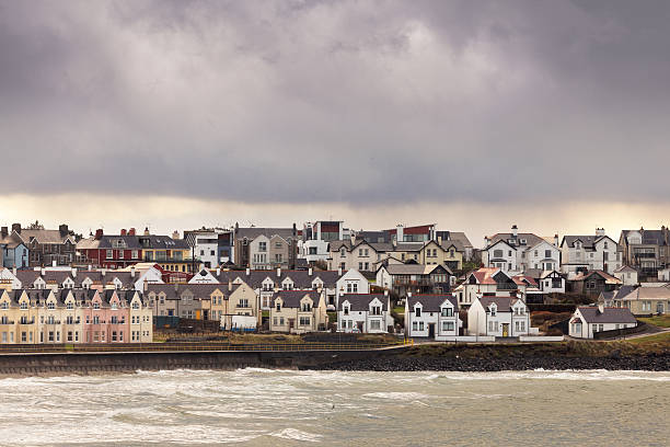 ville sur la mer - portrush photos et images de collection