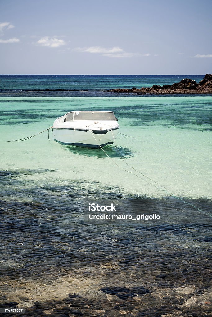 Motoscafo da competizione su vulcanica paesaggio marino. Isola di Los Lobos - Foto stock royalty-free di Fuerteventura