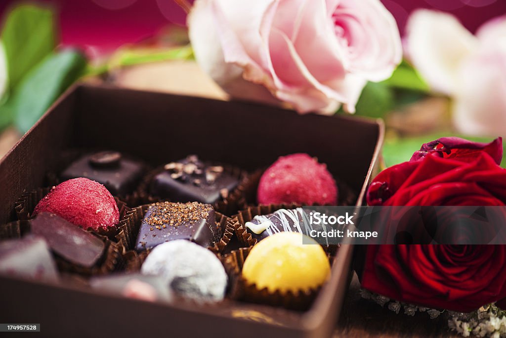 Hermoso chocolate y rosas. - Foto de stock de Arreglo libre de derechos