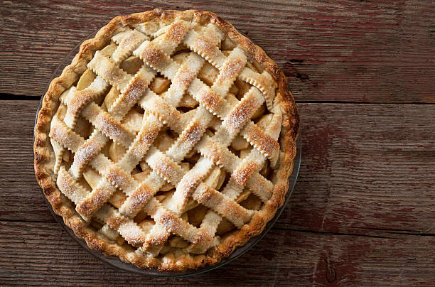 tourte aux pommes - apple pie baked pastry crust apple photos et images de collection