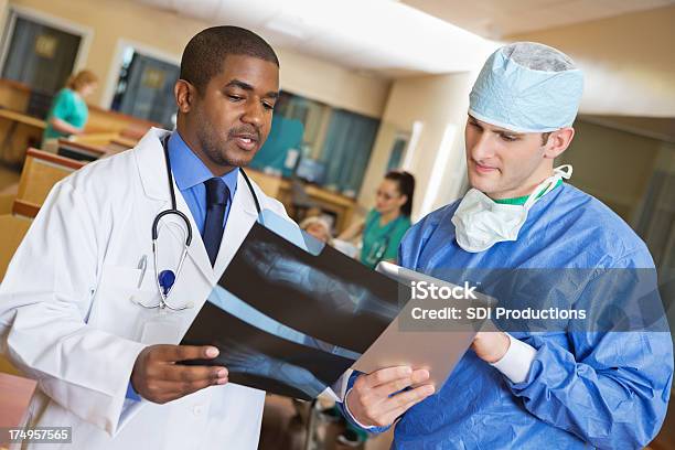 Arzt Und Chirurg In Krankenhausbehandlung Oder Einer Operation Sprechen Stockfoto und mehr Bilder von Afrikanischer Abstammung