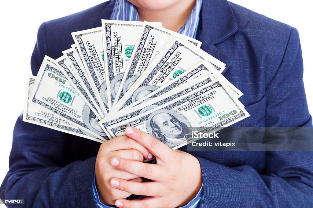 Enfant tenant les billets de 100 dollars américains - Photo de Benjamin Franklin libre de droits
