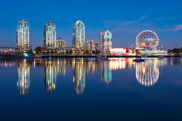 vancouver avec lumière bleue, vue de nuit - science world photos et images de collection