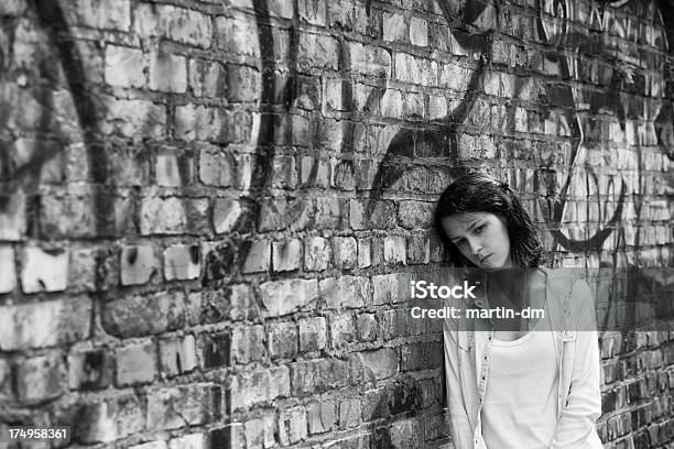 Foto de Grafite e mais fotos de stock de Adulto - Adulto, Cabelo Castanho, Contemplação