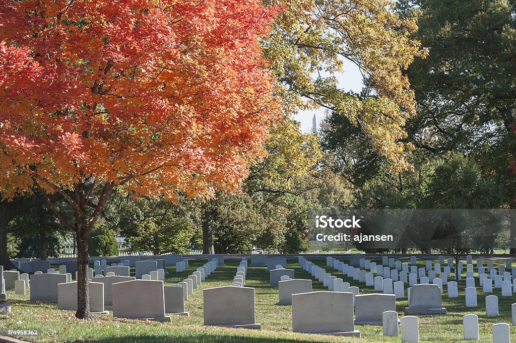 Le cimetière National d'Arlington avec des arbres colorés et le washington monument - Photo de Pierre tombale libre de droits