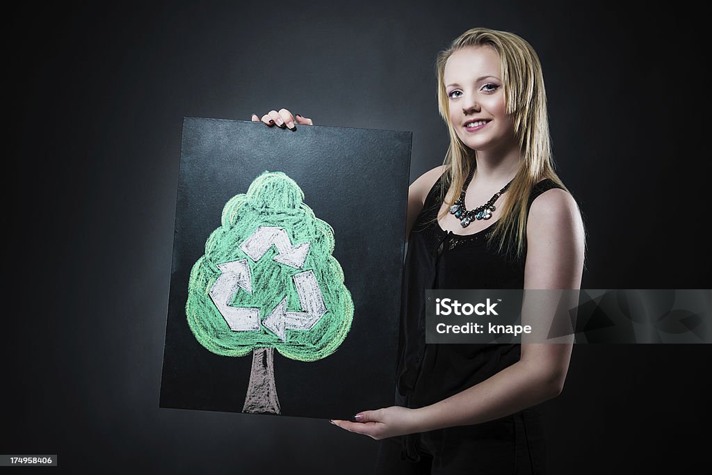 Adolescente feliz con señal de reciclado - Foto de stock de 14-15 años libre de derechos