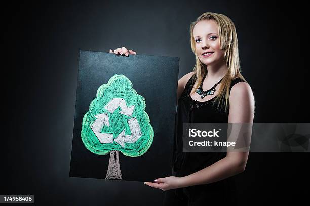 Adolescente Feliz Con Señal De Reciclado Foto de stock y más banco de imágenes de 14-15 años - 14-15 años, A la moda, Adolescencia