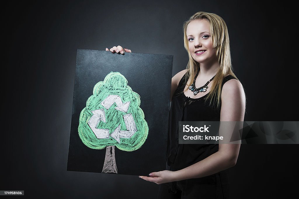 Szczęśliwy nastolatka z Znak recyklingu - Zbiór zdjęć royalty-free (14-15 lat)