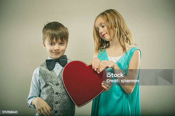 Menino E Menina Na Data De Dia Dos Namorados - Fotografias de stock e mais imagens de 6-7 Anos - 6-7 Anos, 8-9 Anos, Amor