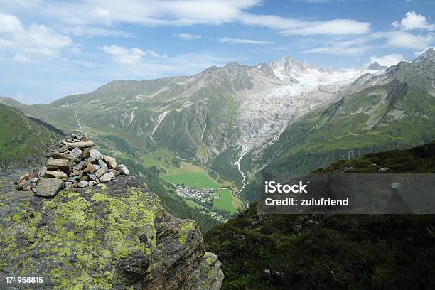 Paisaje De Montaña En Los Alpes Franceses Foto de stock y más banco de imágenes de Aire libre - Aire libre, Aldea, Alpes Europeos