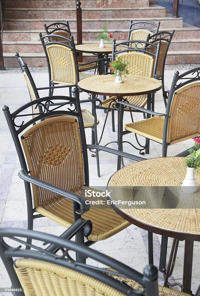 Café table et chaises - Photo de A la mode libre de droits