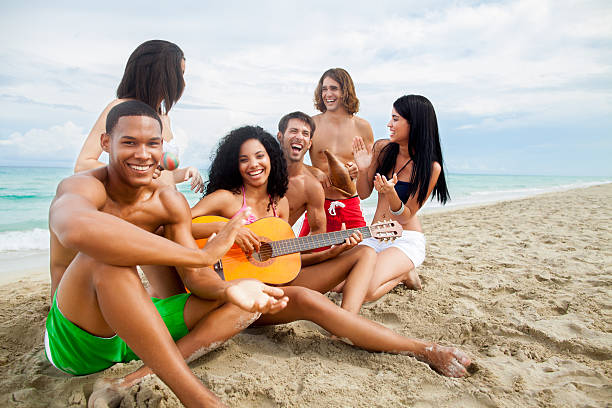 お友達の幸せなグループにはビーチ - multi ethnic group beach women maraca ストックフォトと画像