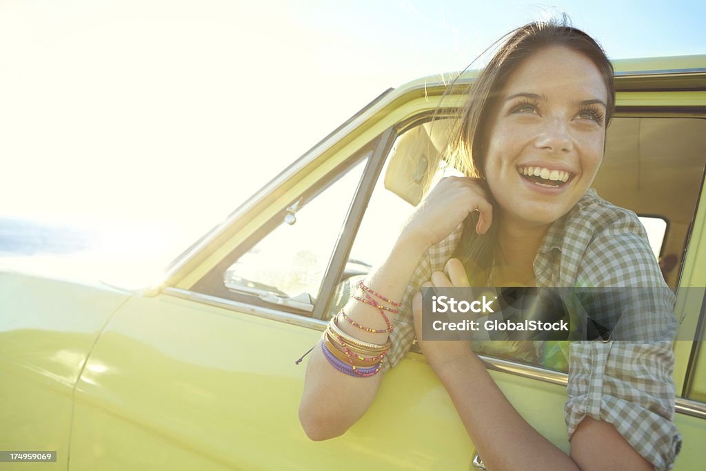 Sorridente Jovem mulher, Inclinar-se para fora da janela do Carro - Royalty-free Adulto Foto de stock