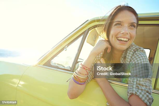 Sorridente Jovem Mulher Inclinarse Para Fora Da Janela Do Carro - Fotografias de stock e mais imagens de Adulto