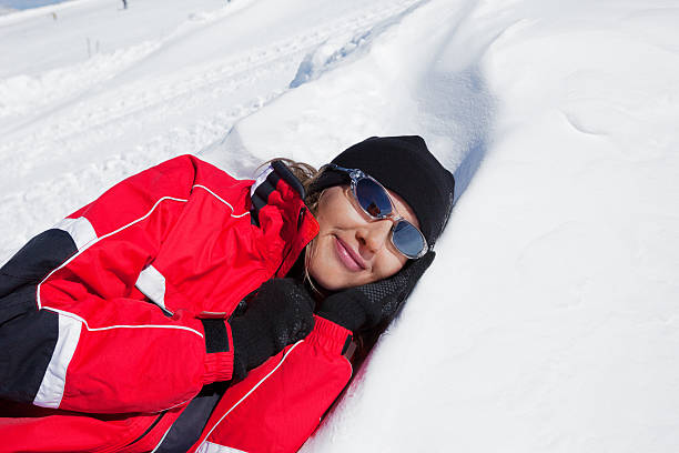 donna sdraiato nella neve - skiing point of view foto e immagini stock