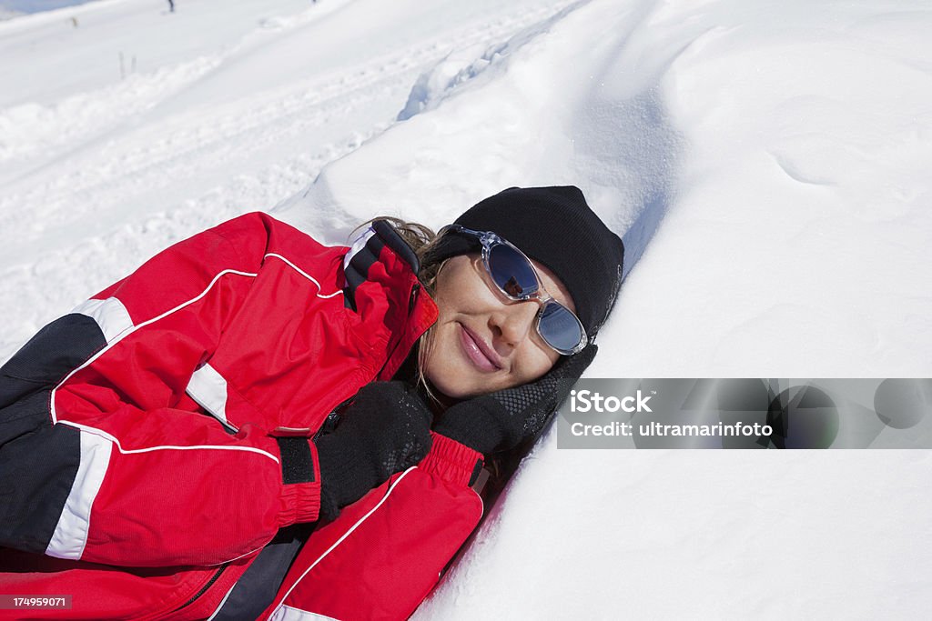 여자 알을 아래로 인공눈 - 로열티 프리 겨울 스톡 사진