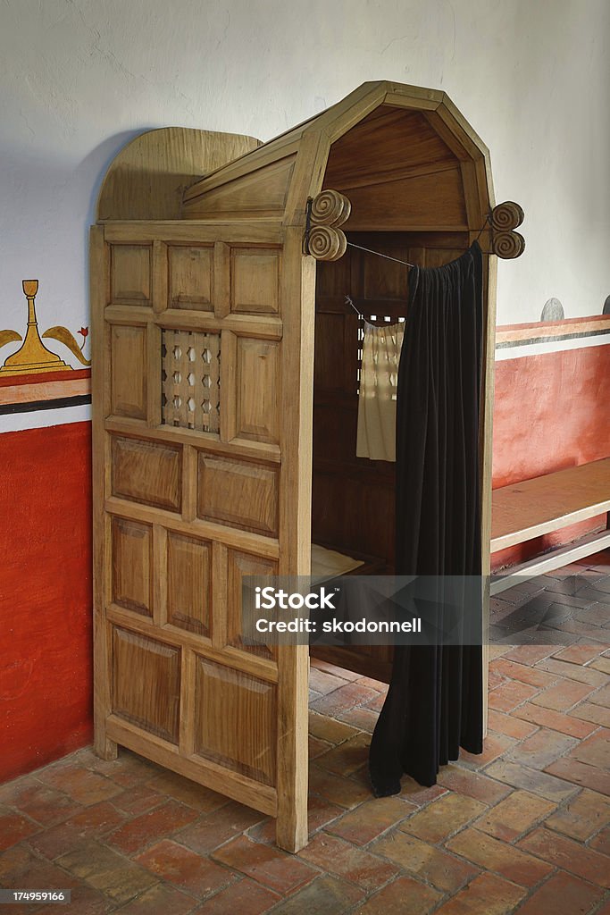 Antigo Confessional cabine - Foto de stock de Antigo royalty-free