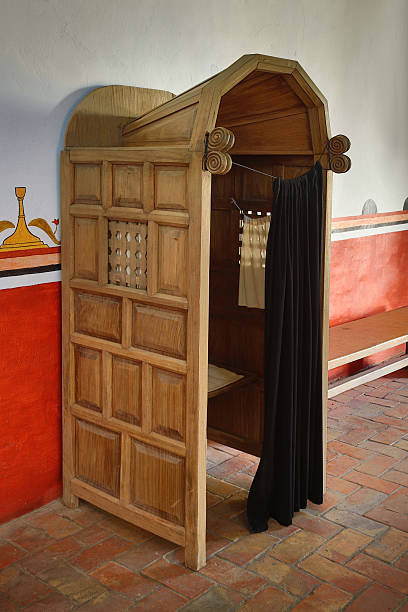 antigo confessional cabine - confession booth church forgiveness wood - fotografias e filmes do acervo