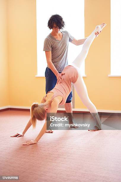 Yoga Instructor Stockfoto und mehr Bilder von Weibliche Person - Weibliche Person, Aktiver Lebensstil, Aktivitäten und Sport