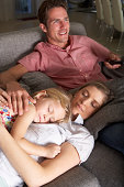 familie-auf-sofa-vor-dem-fernseher.jpg?b=1&s=170x170&k=20&c=qzx31IU5MWR_fPt_Nhe9dZrb0iKIL6W3FtZfRvEKV3M=