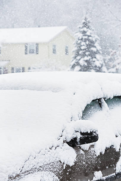 blizzard śnieg pokryte samochodu - isweather2013 zdjęcia i obrazy z banku zdjęć