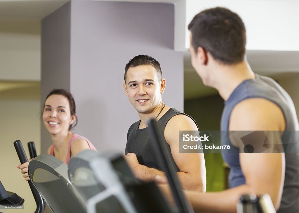 Personnes exersizing dans une salle de sport - Photo de Adulte libre de droits