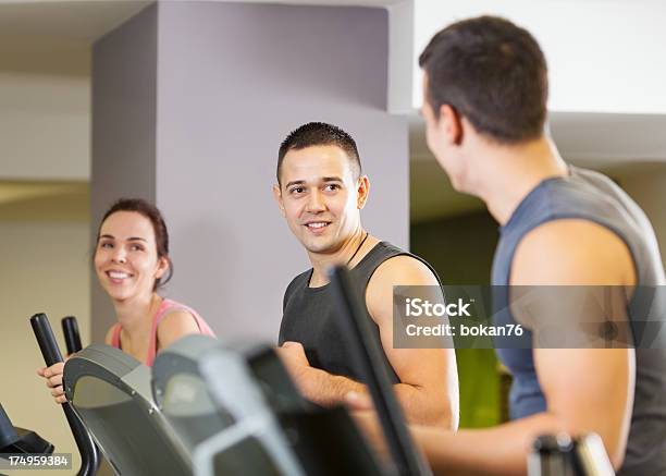 Photo libre de droit de Personnes Exersizing Dans Une Salle De Sport banque d'images et plus d'images libres de droit de Adulte - Adulte, Amitié, Centre de bien-être