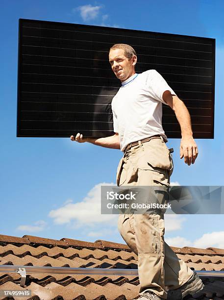 Vorbereitung Seines Heims Für Erneuerbare Energien Stockfoto und mehr Bilder von Arbeiten - Arbeiten, Arbeiter, Ausrüstung und Geräte
