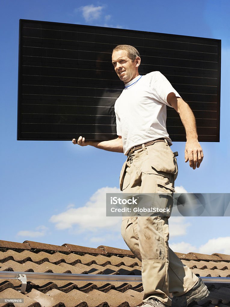 Preparare la sua casa per energia rinnovabile - Foto stock royalty-free di Adulto