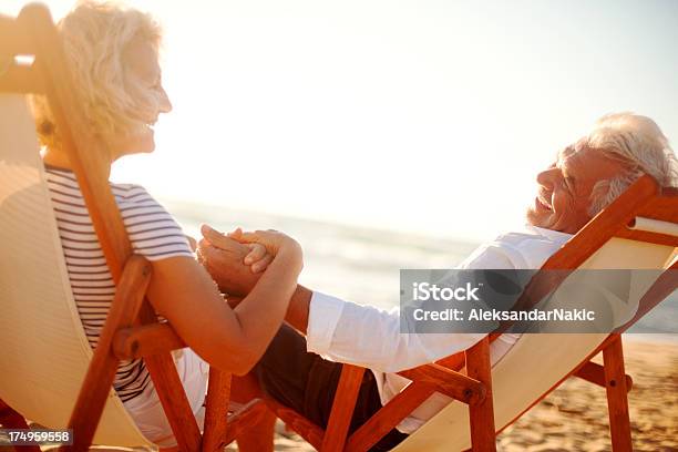 Altes Paar Genießen Die Goldenen Jahre Stockfoto und mehr Bilder von Seniorenpaar - Seniorenpaar, Sitzen, Strand