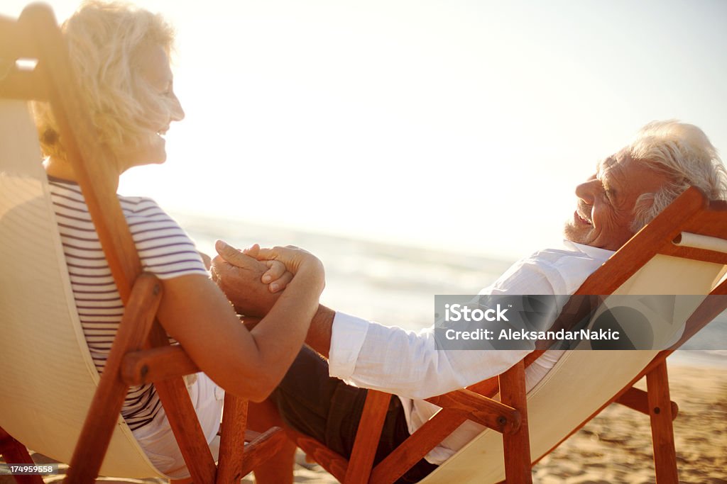 couple Senior profiter de leur âge d'or - Photo de Assis libre de droits