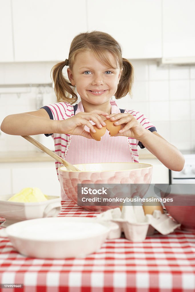 Девушка выпечки в кухне - Стоковые фото Девочки роялти-фри